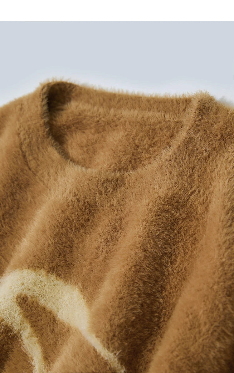 Damen-Jacquardpullover in Kaffee, Nahaufnahme Schulterbereich mit beigem Motiv, Langarm
