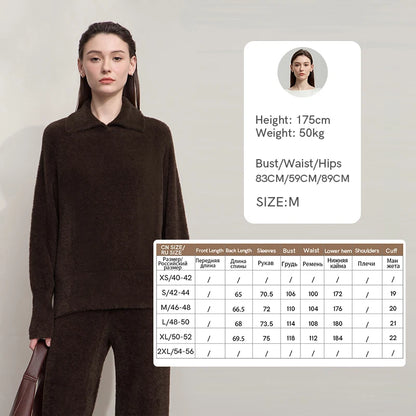 Dunkelbrauner Pullover mit Stehkragen, dazu weite Hose, langarm
