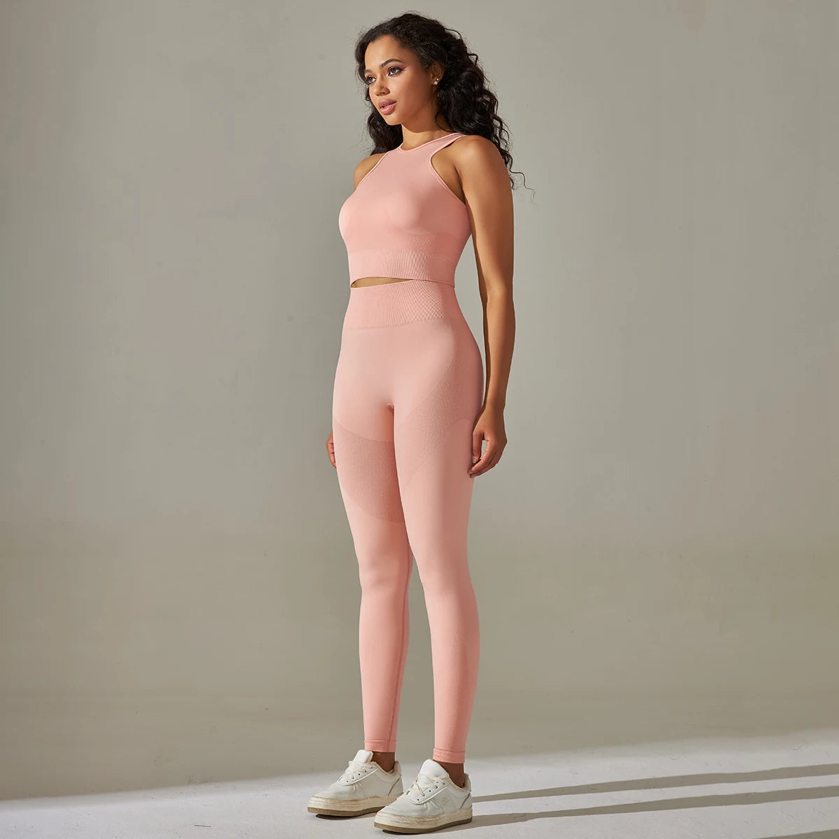 Nahtloses Sportset mit Top und Leggings, hellrosa, aufrechter Stand, figurbetont