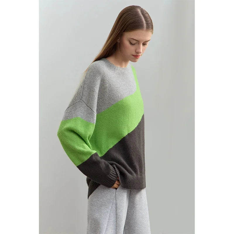Damenpullover am Model, Rundhalsausschnitt, Colour-Block grau, hellgrün, dunkel