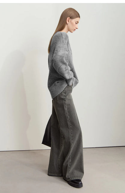 Grauer Damenpullover mit O-Ausschnitt, strukturierter Jacquard-Strick, Seitenansicht, lange Ärmel