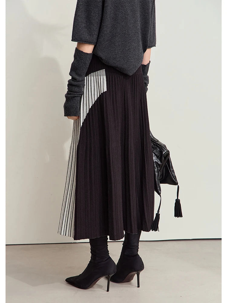 Damen Strickrock mit elastischem Bund, plissiert, schwarz mit weißem Diagonalstreifen