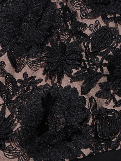 Ärmelloses Damen-Kleid mit Karree-Ausschnitt und 3D-Blumen-Patchwork im Colorblock-Design – figurbetont und stilvoll.