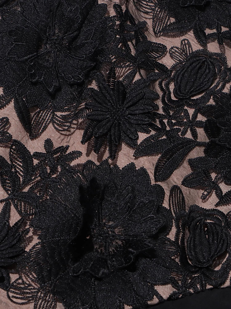 Elegantes Damenkleid mit Rundhalsausschnitt und langen Ärmeln – figurbetontes Design mit transparenten Patchwork-Details