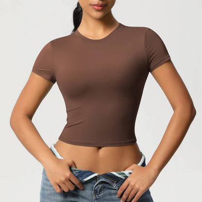 Damen Sport-T-Shirt, braun, eng anliegend, Kurzarm, Rundhalsausschnitt, Hände an der Jeans