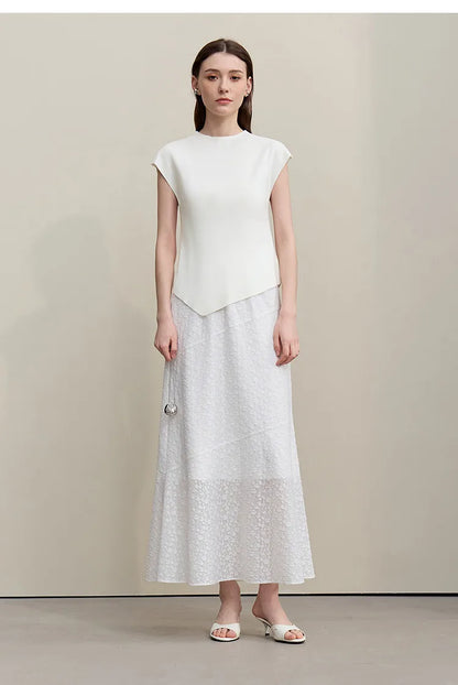 Weißes Damen-Stricktop mit Rundhals, kurzen Ärmeln und angesetztem asymmetrischem Saum