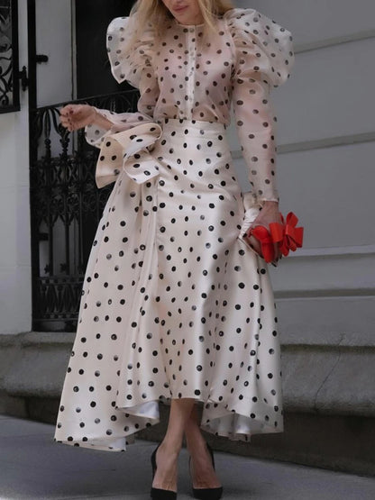 Ärmelloses Damen-Spitzenkleid mit Rundhalsausschnitt und Patchwork-Design – figurbetont und mit Hohldetails.