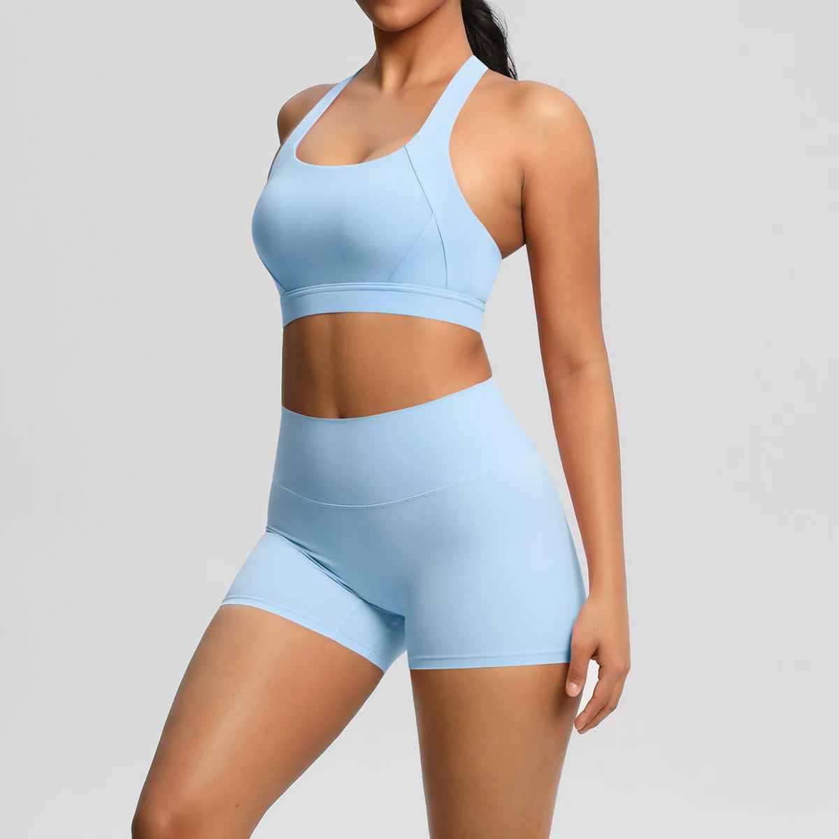 Damen-Sportset in Hellblau: Crop-Top mit schmalen Trägern und Shorts
