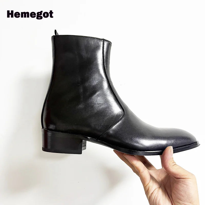 Schwarzer Chelsea-Boot, Seitenansicht mit Umschlag am Schaft und Blockabsatz