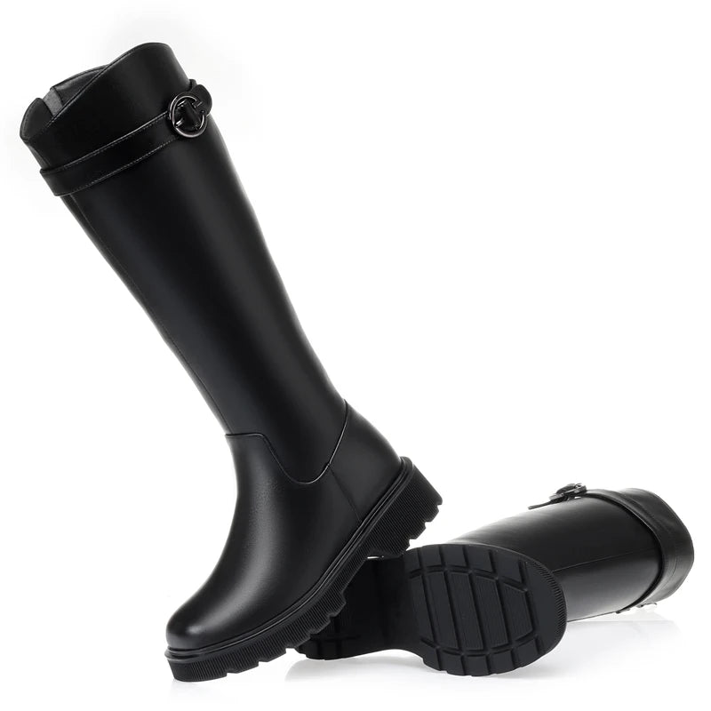 Schwarze Stiefel mit Schnalle oben und dicker Profilsohle, seitliche Naht sichtbar
