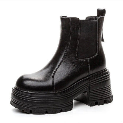 Schwarze Chelsea-Stiefelette mit breiter Profilsohle und Blockabsatz, glattes Obermaterial mit Elastikeinsätzen.