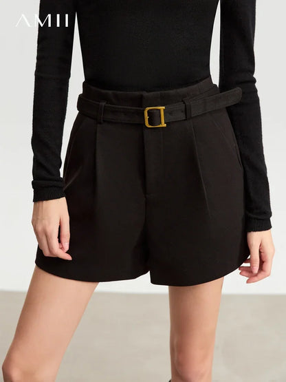 Damen Shorts im minimalistischen Stil mit Gürtel und solider Vintage-Optik