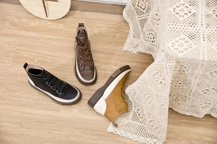 Winterboots mit Schnürung, schwarze Variante und gelb-braune Variante, flache Laufsohlen