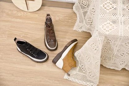 Winterboots mit Schnürung, schwarze Variante und gelb-braune Variante, flache Laufsohlen