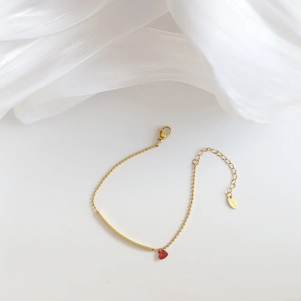 Goldfarbenes Damenarmband mit rotem Zirkonia-Herz, Verschluss und Kettengliedern
