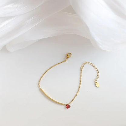 Goldfarbenes Damenarmband mit rotem Zirkonia-Herz, Verschluss und Kettengliedern