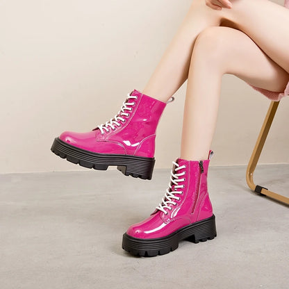 Knöchelstiefel mit Schnürung, pinkes Lack-Optik-Finish und grober Profilsohle