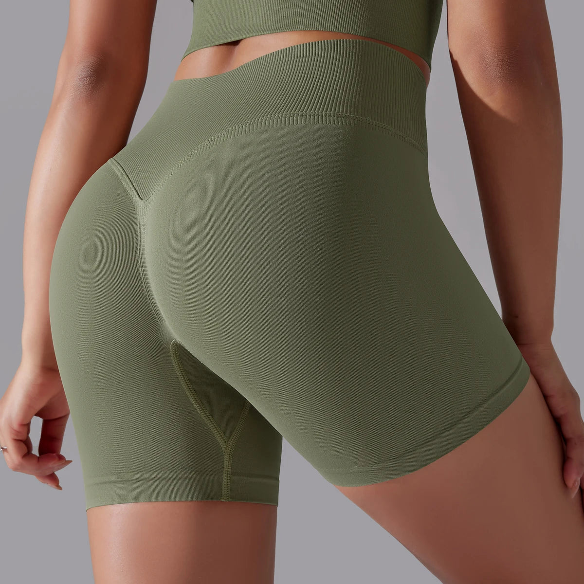 Nahtlose gestrickte Damen-Workout-Shorts, olivgrün, Vorderansicht, Po-Formnaht am Beinansatz