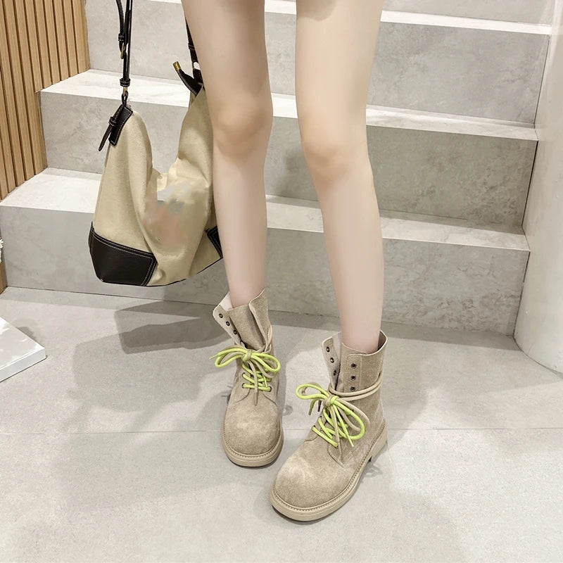 Damen-Bikerboots in Khaki mit Schnürung, grün-langen Schnürsenkeln und Ösen am Schaft