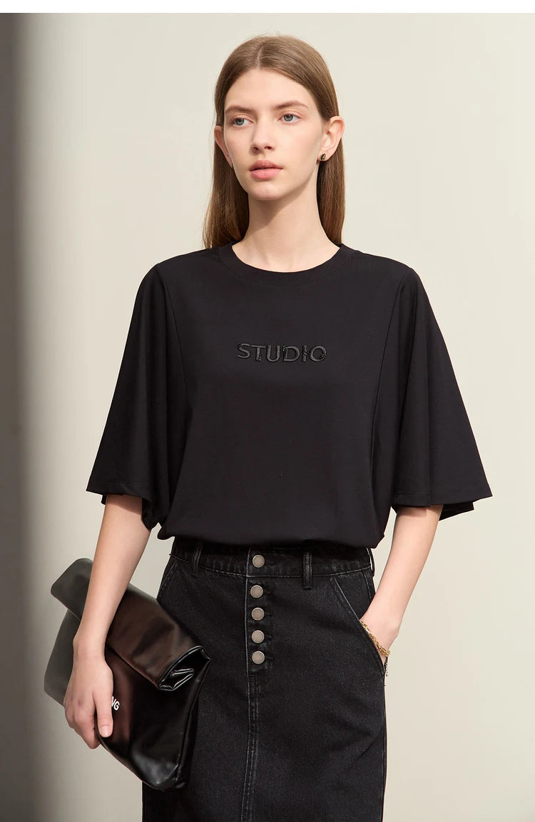 Damen T-Shirt mit elastischen Flare-Ärmeln und Perlen-Stickerei im minimalistischen Stil