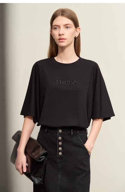 Damen T-Shirt mit elastischen Flare-Ärmeln und Perlen-Stickerei im minimalistischen Stil