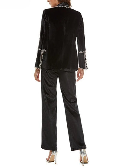 Elegantes Damen-Kleid mit Reverskragen, langen Ärmeln und Patchwork-Design – figurbetont und stilvoll.