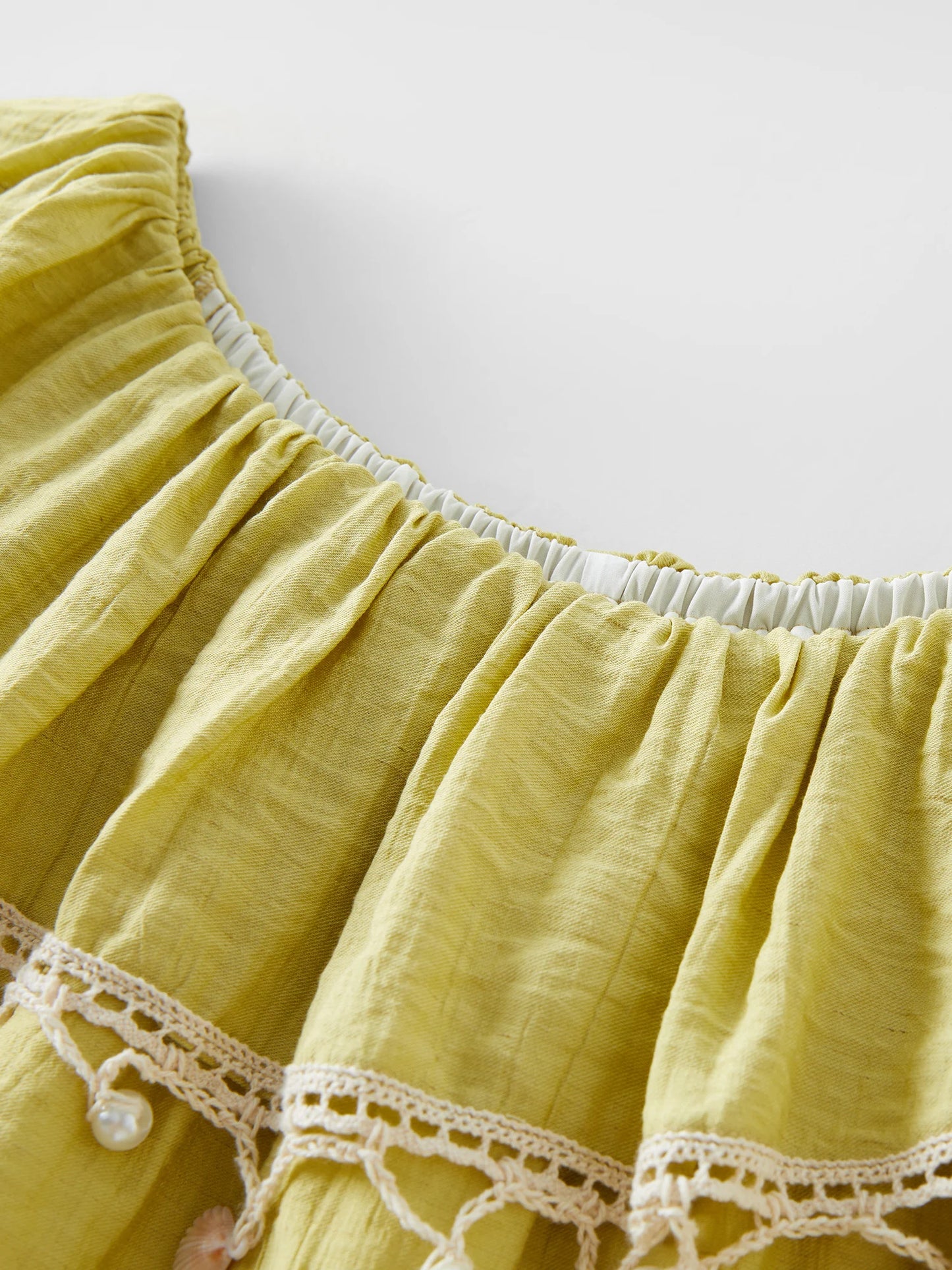 Kurzärmeliges T-Shirt im minimalistischen Stil mit Buchstabenstickerei – vielseitiges, lässiges Modeoberteil für den Sommer