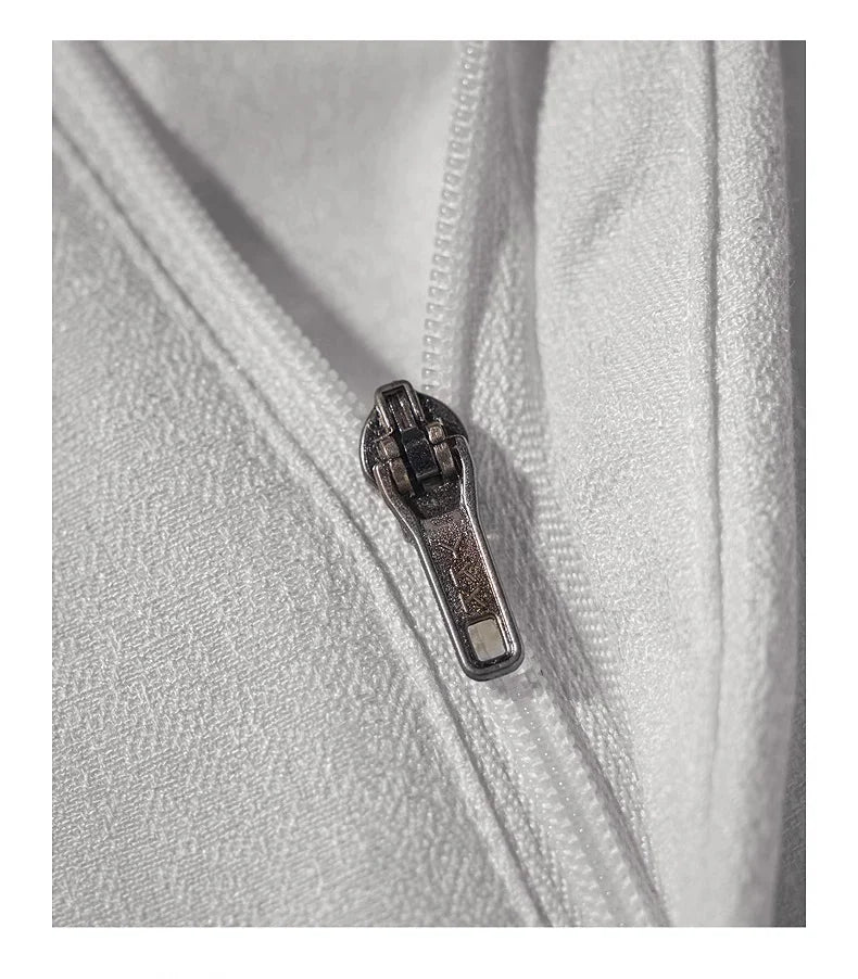 Eleganter Herrenanzug mit braunen Streifen, doppelreihig – ideal für Hochzeiten und festliche Anlässe.