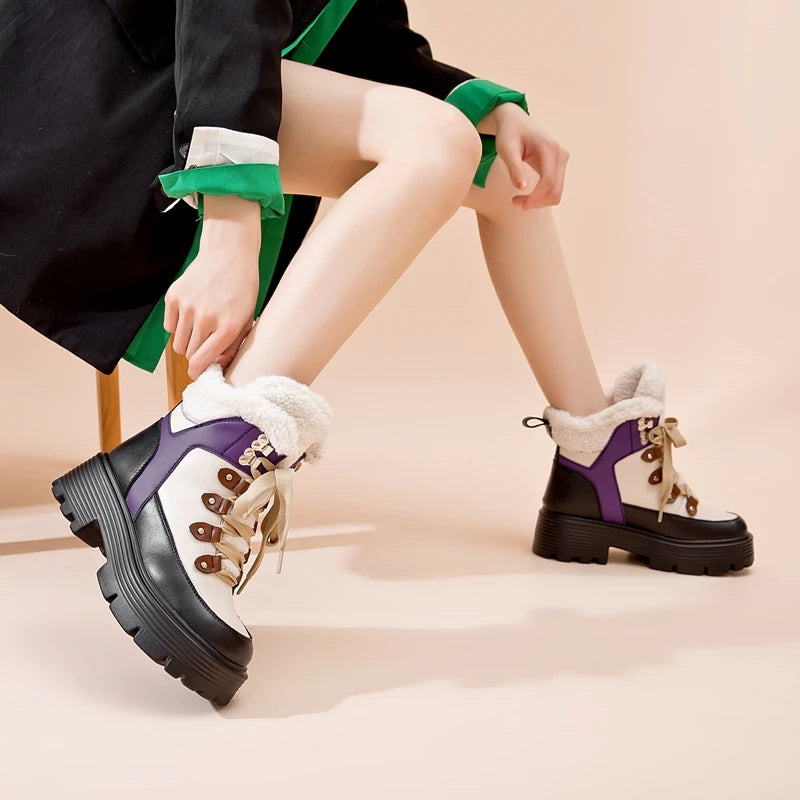 Damen-Schneestiefel mit Plateau, Schnürung und Kunstfellkragen, violett/schwarz, Profilsohle