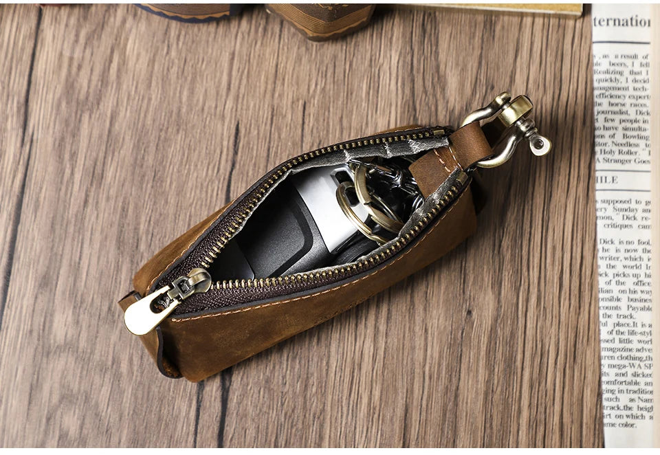 Leder-Schlüssel-Etui in Braun mit Reißverschluss; Schlüsselanhänger im Inneren sichtbar
