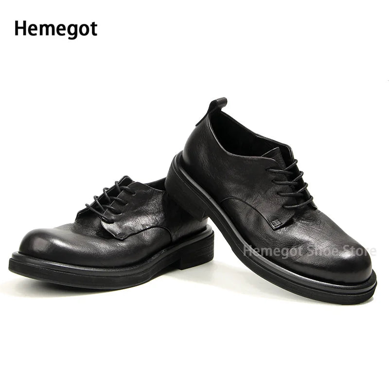Herren-Lederschuhe, schwarz, zwei Ansichten mit Schnürsenkeln und breiter Laufsohle