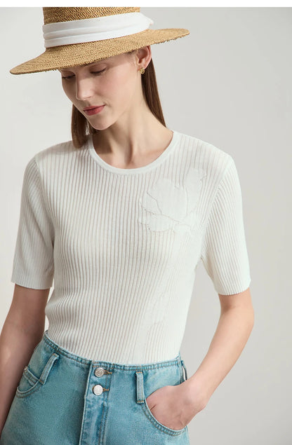 Cremefarbener Feinstrickpullover mit Rundhalsausschnitt und kurzen Ärmeln