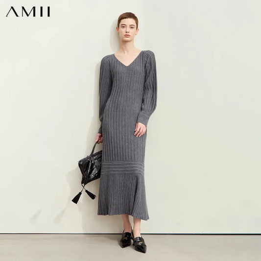 Damen-Strickkleid mit V-Ausschnitt, langen Ärmeln und geripptem Muster in Dunkelgrau