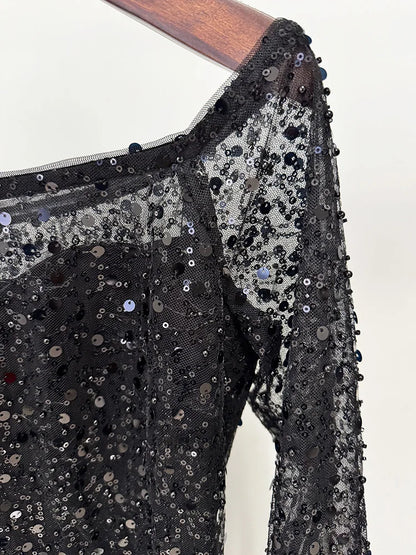 Elegantes Damen-Midikleid mit schulterfreiem Design, langen Ärmeln und Perlen-Patchwork – figurbetont und luxuriös.