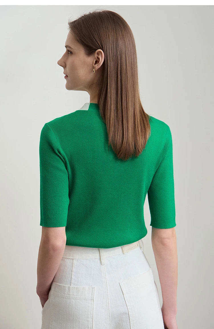 Grüner Damen-Strickpullover mit V-Ausschnitt, Knopfleiste und halben Ärmeln, Rückansicht