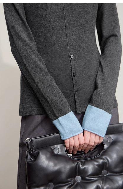 Grauer Strickpullover mit Knopfleiste, halbhohem Kragen und langen Ärmeln