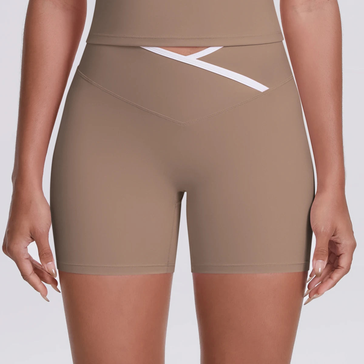 Damen Yoga-Shorts mit hohem Bund, beige, eng anliegend, mit weißem Diagonaldetail