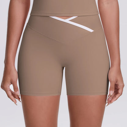 Damen Yoga-Shorts mit hohem Bund, beige, eng anliegend, mit weißem Diagonaldetail