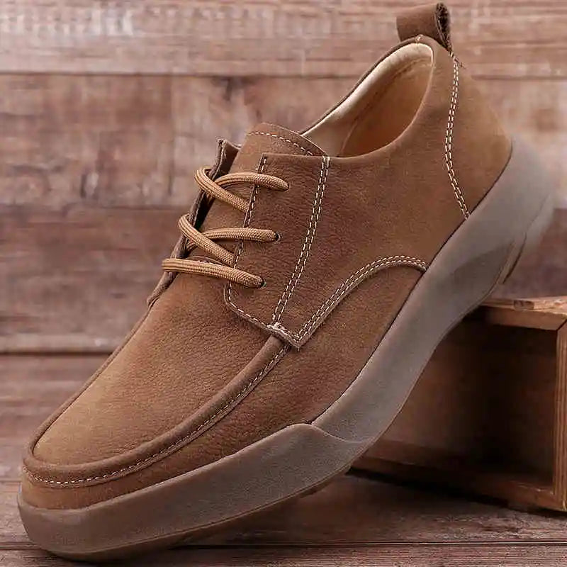 Herren-Schnürschuhe aus braunem Material mit dicker Profilsohle und Ziernähten