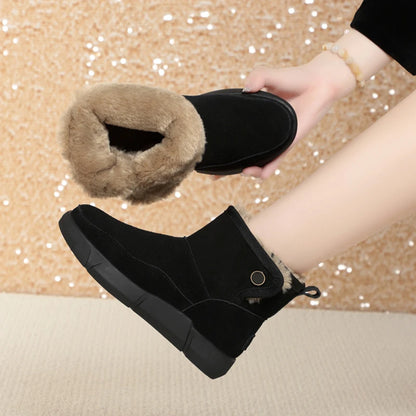 Schwarze Winterstiefel mit Plüschfutter am Einstieg, rutschhemmende Profilsohle