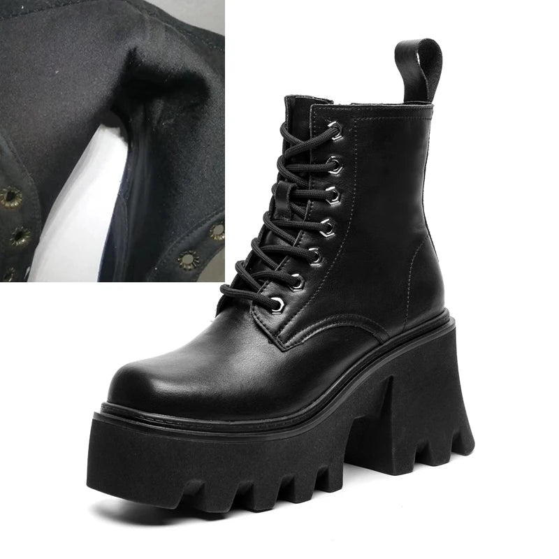 Schwarzer, gefütterter Ankle-Boot mit Schnürung, eckiger Kappe und Plateau-Blockabsatz