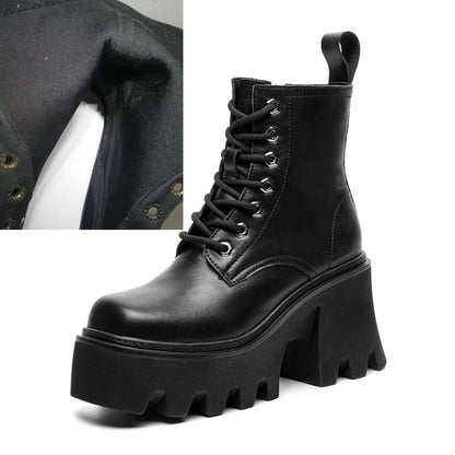 Schwarzer, gefütterter Ankle-Boot mit Schnürung, eckiger Kappe und Plateau-Blockabsatz