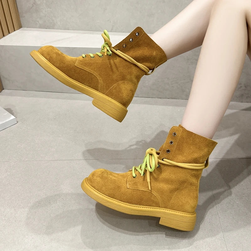 Wildleder-Stiefeletten mit Schnürung, gelb-braun, eingelassene Lasche am Schaft