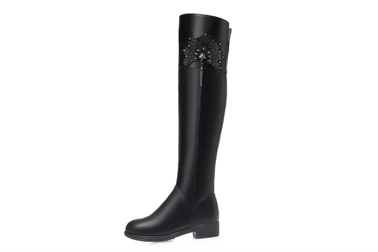 Overknee-Stiefel aus schwarzem Leder, Vorderansicht mit Strassdekor am Schaft