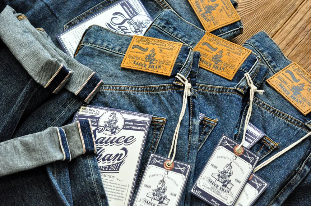 Männer Jeans im Vintage-Stil mit bestickten Patches und zerrissenen Details