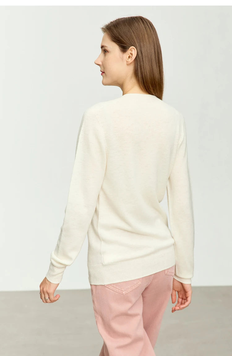 Cremefarbener Damenpullover von hinten mit langen Ärmeln und geradem Saum