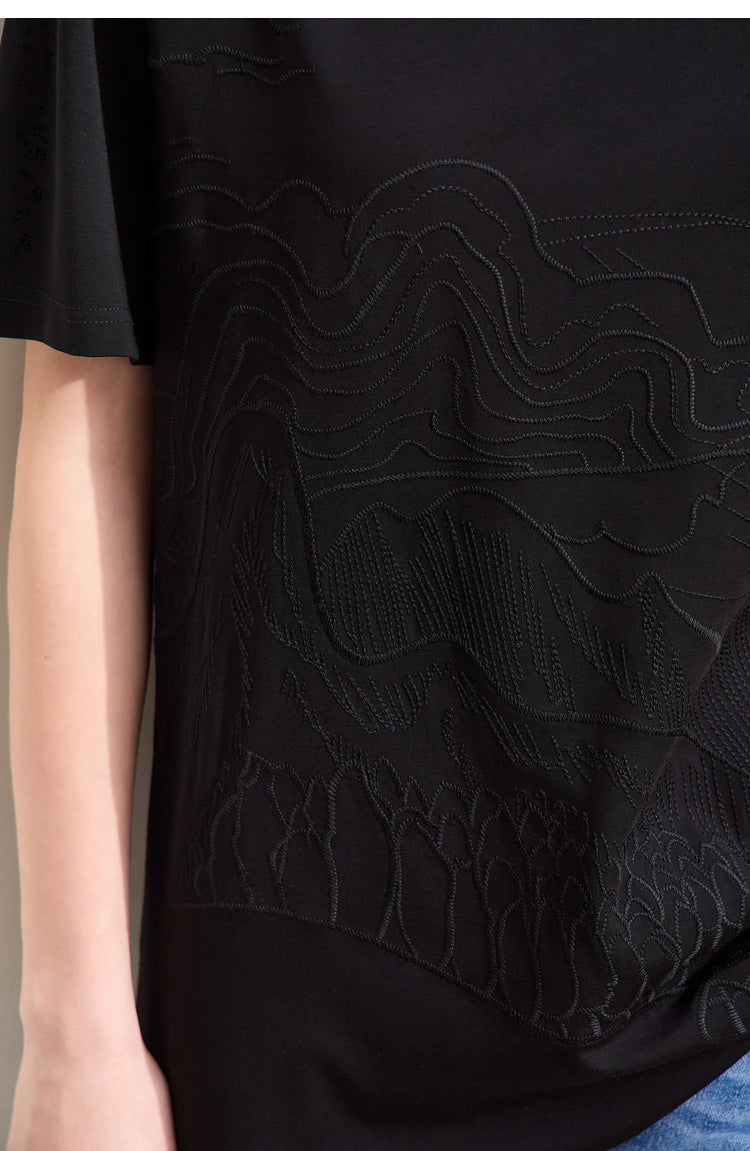 Damen T-Shirt mit minimalistischer Stickerei im lässigen Stil für den Sommer