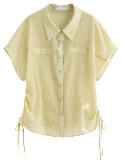 Sommerliches Damen-Shirt mit figurbetontem, künstlerischem Druck und einzigartigem Muster – lässig und schick.