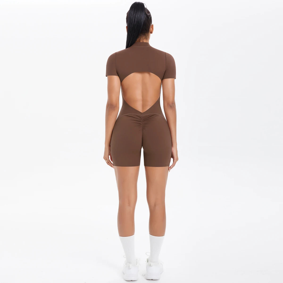 Damen-Overall in Kaffee, Rückansicht mit Cut-out und kurzem Frontreißverschluss