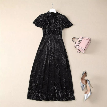 Elegantes Damenkleid mit Rundhalsausschnitt, langen Ärmeln und Perlen-Patchwork – figurbetontes Design für stilvolle Anlässe.